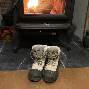 Columbia water resistant bone colored winter boots size 7 gently used